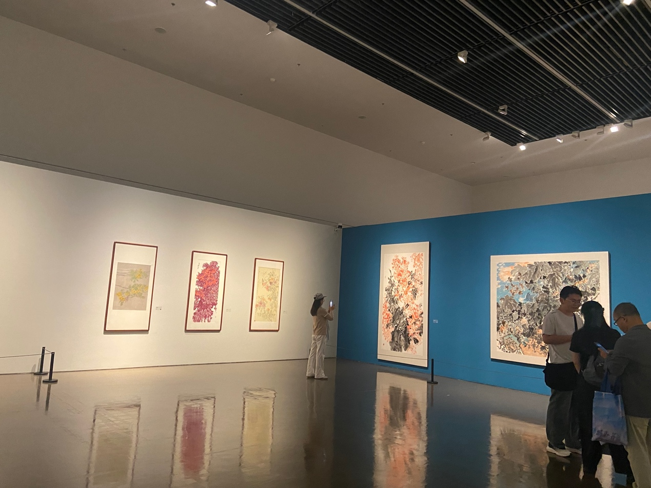 广西艺院教师参加“城市·花园”花鸟画展合影.png